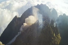 Gunung Merapi Semburkan...
