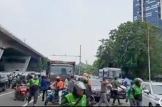 Akibat Rem Blong, Truk...