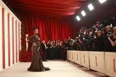 Rihanna Curi Perhatian...
