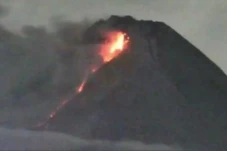 Lava Pijar Menyembur...