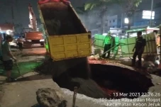 Lubang Besar di Turunan...