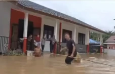 Sekolah Terendam Banjir,...