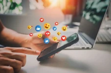 Tidak Menggunakan Media...