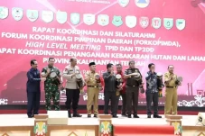 Gubernur Kalteng Pimpin...
