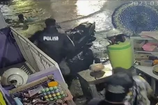 Lintasi Banjir, Pemotor...