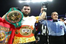 Artur Beterbiev Pertahankan...