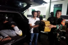 Prajurit TNI Tangkap...