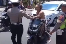 Bentak Polisi saat Ditilang,...