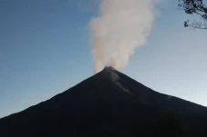 Berstatus Siaga, Gunung...