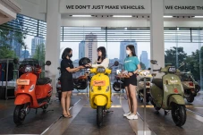 Mewah, Pemilik Vespa...