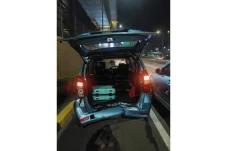 Taksi Biru Ringsek Ditabrak...