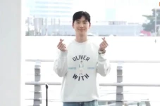 Lee Je Hoon Terbang...