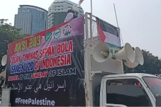 Massa Demo Tolak Kedatangan...