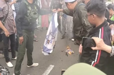 Massa Aksi di Patung...
