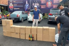 Polisi Gerebek 4 Toko...