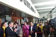 Tiga Bank AS Tumbang,...