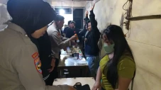 Asyik Mesum di Panti...