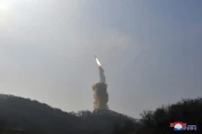Korea Utara Tembakkan...
