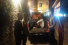 Perang Sarung di Depan...