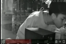 Terekam CCTV, Pemuda...