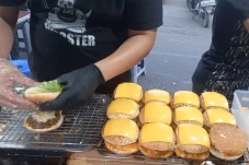 Menikmati Burger Sapi...