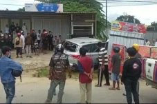 Minibus Seruduk Kios...
