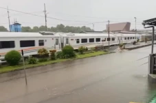 Malang Dikepung Banjir,...