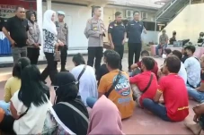 Angkut 64 TKI Ilegal,...