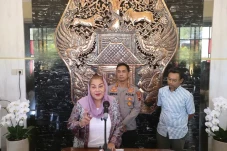 Ijinkan Warga Bagi Takjil,...