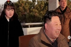 Putri Kim Jong-un Pakai...