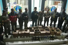 Petugas Sita Ratusan...