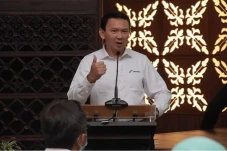 Direksi dan Komisaris...