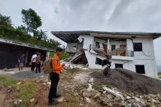 Tanah Bergerak di Bogor,...