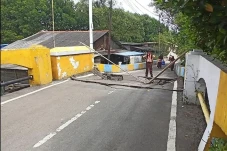 Dilintasi Truk, Jembatan...