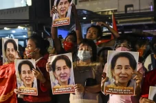 Junta Myanmar Bubarkan...