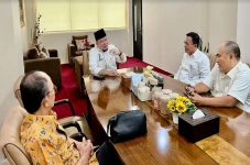 Kunjungi Bulog Jatim,...