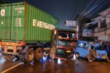 Ditabrak Truk Kontainer,...