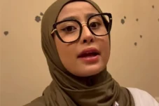 Awkarin Tampil Pakai...