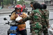 Ibu-ibu Tentara Berseragam...