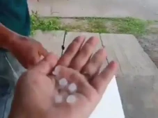Heboh Hujan Es di Karawang,...
