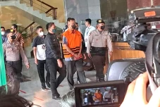 Perjalanan Rafael Alun,...