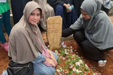 Ahmad Dhani Menawarkan...