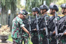 Berangkatkan Yonif Raider...