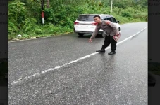 Terpeleset karena Jalan...