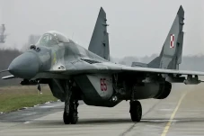 Jet Tempur Pertama Pasokan...