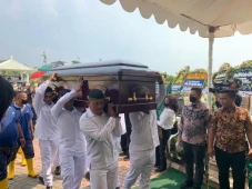 Karangan Bunga Penuhi...