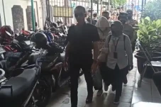 Kenakan Sweater Putih,...