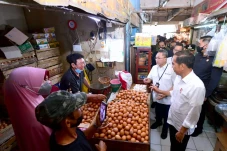 Blusukan ke Pasar Rawamangun,...