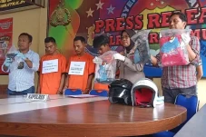 Kepala Toko dan Karyawan...