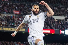 Benzema Cetak Hat-trick,...